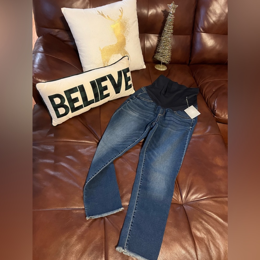 A Glow Maternity capri jean - medium 6/8